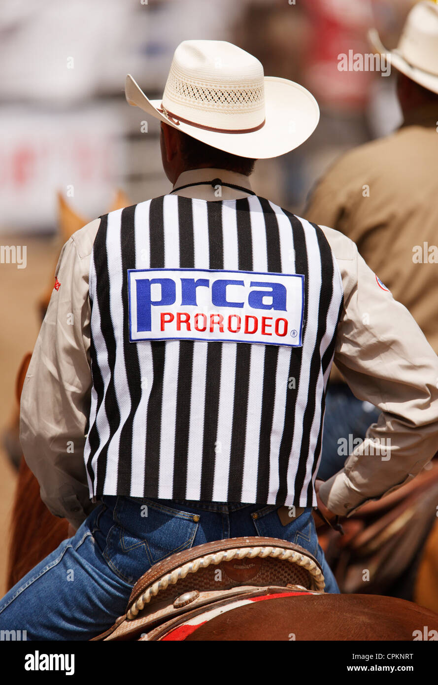 Professional Rodeo Cowboys Association Beamter bei der 90. jährliche Black Hills Roundup Rodeo in Belle Fourche, South Dakota. Stockfoto