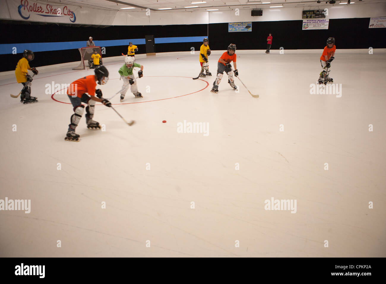 Jugend-Hockey-Spiel mit zehn Jahre alten Spielern, USA. Stockfoto