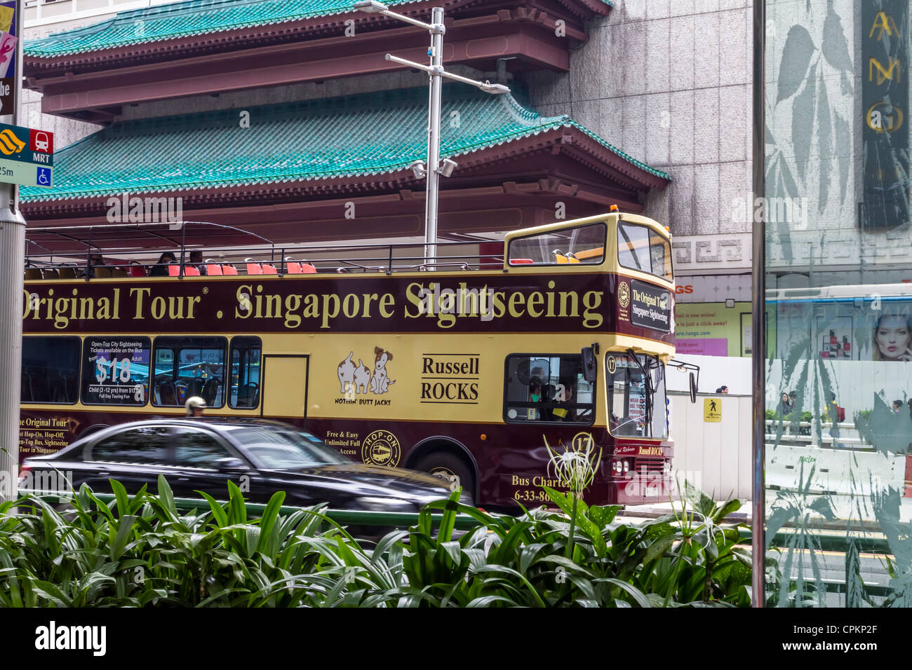 Tour-Bus in der Luxus-shopping-Bezirk auf der Orchard Road Singapur Stockfoto