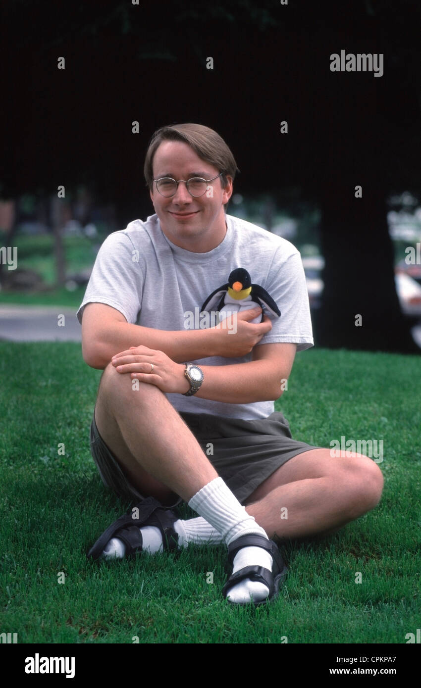 Linux-Erfinder Linus Torvalds hält "Tux" ein Pinguin-Zeichen, das das Maskottchen von Linux open Source Software ist. Stockfoto