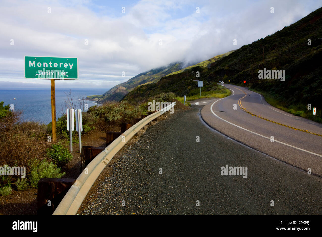 Monterey County Line Zeichen entlang der kalifornischen Highway 1 an der pazifischen Küste, CA, USA Stockfoto