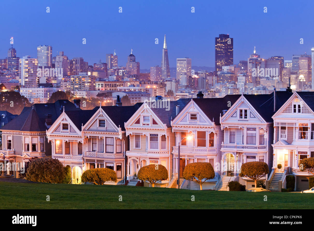 Skyline von San Francisco hinter viktorianischen Häuser in der Nacht - Kalifornien USA Stockfoto