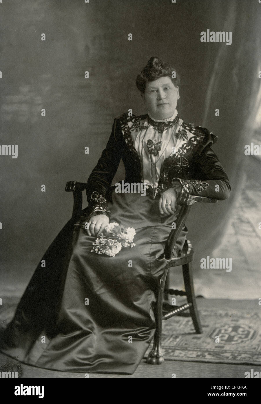 Ca. 1880 s Foto, viktorianische Frau mit Schmetterling Designs auf ihrem Kleid. Stockfoto