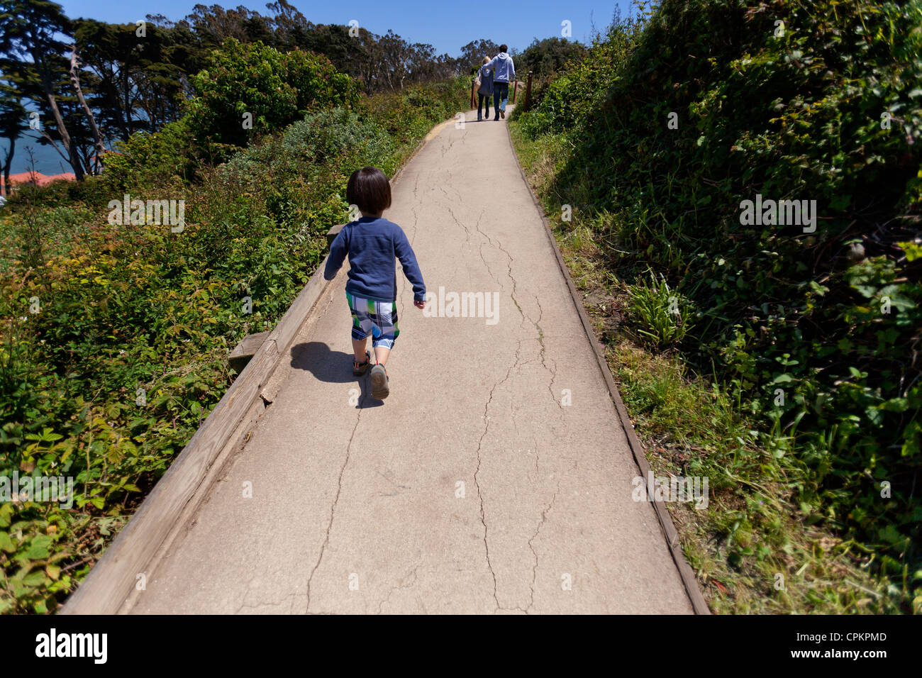 Ein kleiner Junge zu Fuß auf einem schmalen Naturpfad Stockfoto