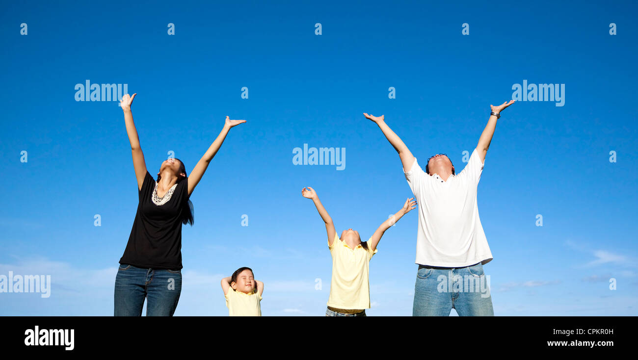 glückliche Familie, die gerade des blauen Himmels Stockfoto