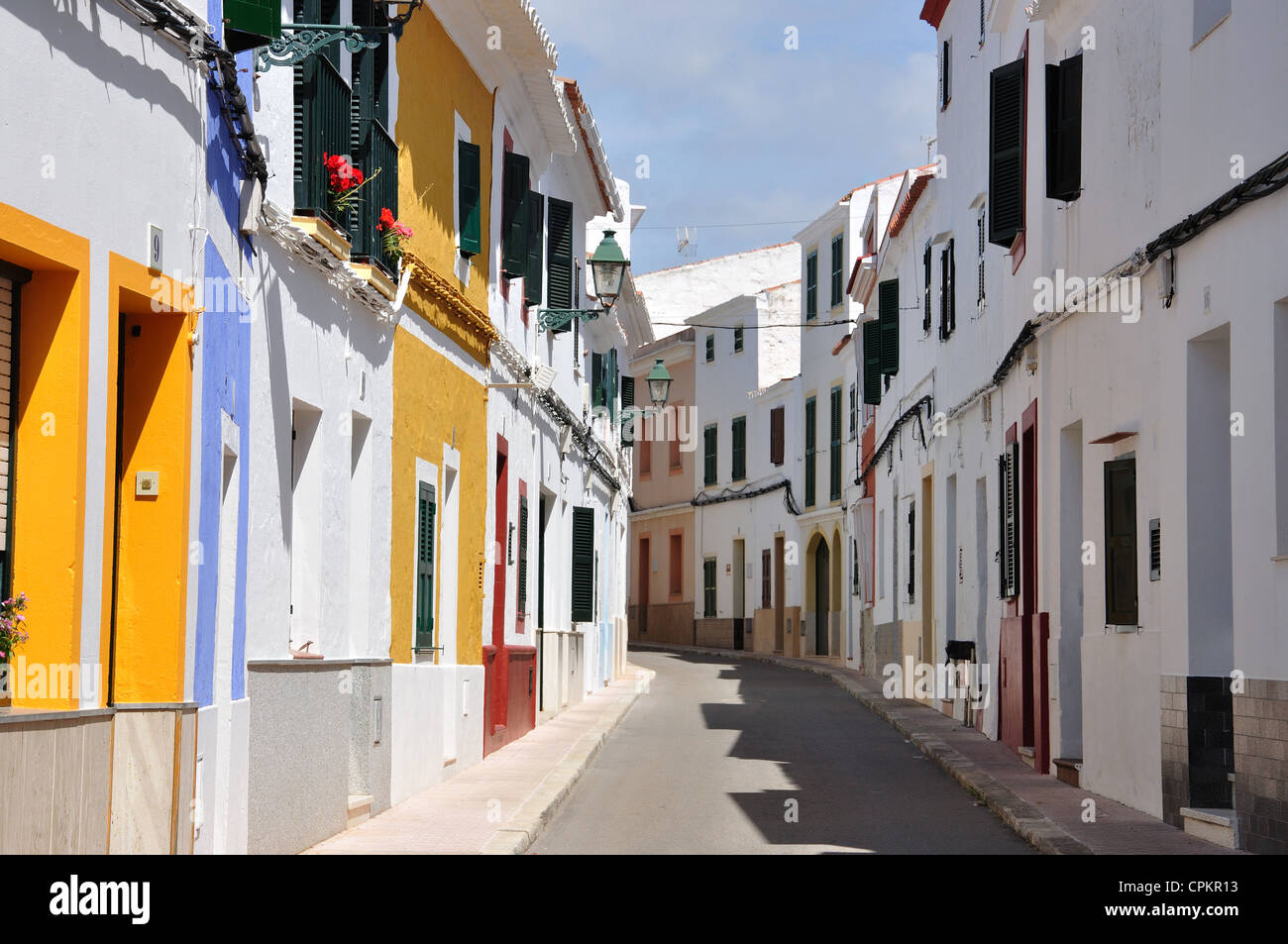 Bunte Häuser in Carrer Major, Es Migjorn Gran, Menorca (Menorca), Balearen, Spanien Stockfoto