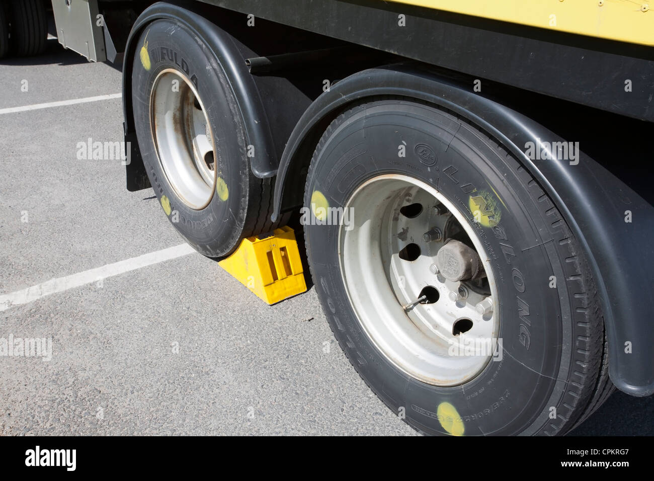 gelben Rad Keil Keil unter LKW-Reifen Stockfotografie - Alamy