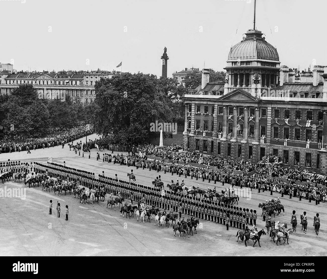 George VI während der Zeremonie "Trooping die Farbe", 1937 Stockfoto