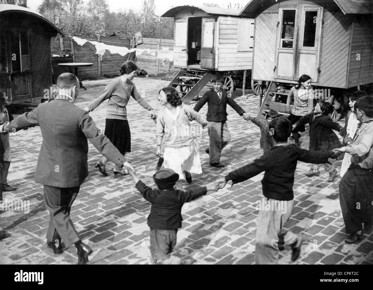 Ring-Tanz in einem Roma-Lager in Berlin, 1932 Stockfoto