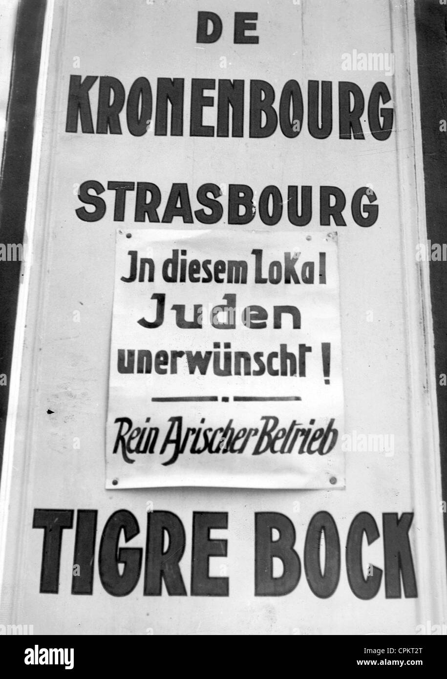 Melden Sie sich vor einem Pub verbietet Eintrag für Juden, Straßburg, Elsass, 1940 (s/w Foto) Stockfoto