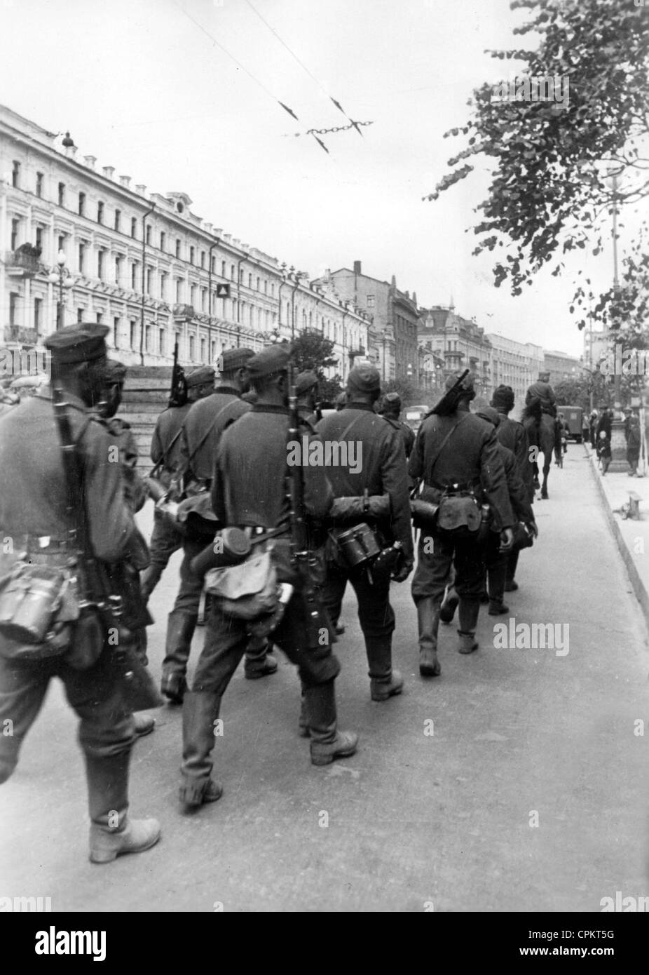 Deutsche Soldaten ziehen in Kiew nach der Einkesselung Schlacht, 1941 Stockfoto