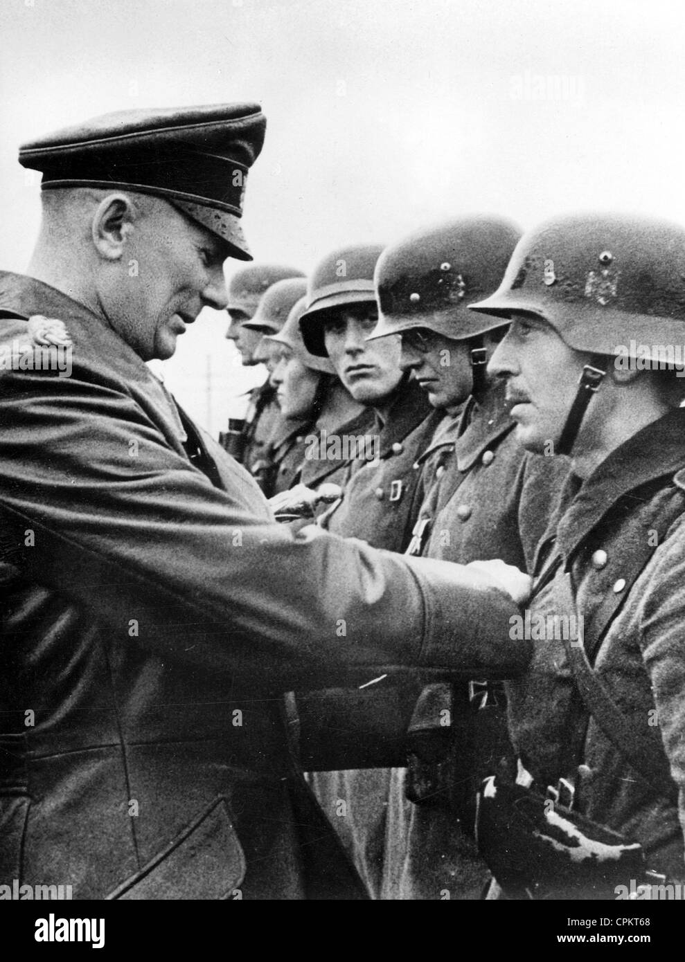 General Feldmarschall Fedor von Bock vergibt deutsche Soldaten an der Ostfront, 1941 Stockfoto