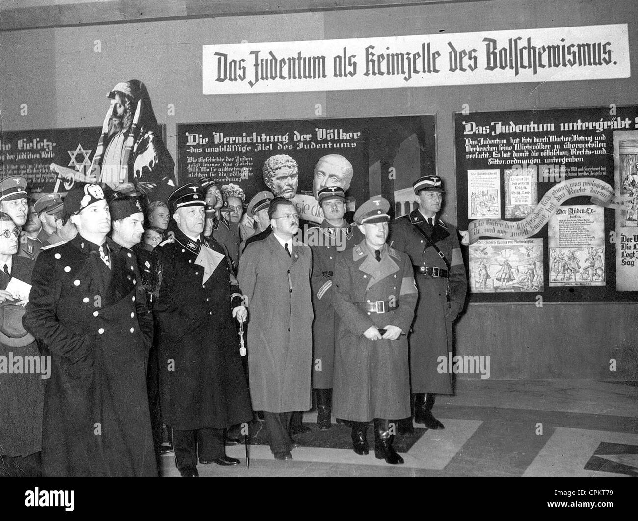 Nazi-Funktionäre bei der Eröffnung einer antisemitischen Ausstellung im nationalsozialistischen Reichstag in Berlin, 6. November 1937 (s/w Foto) Stockfoto