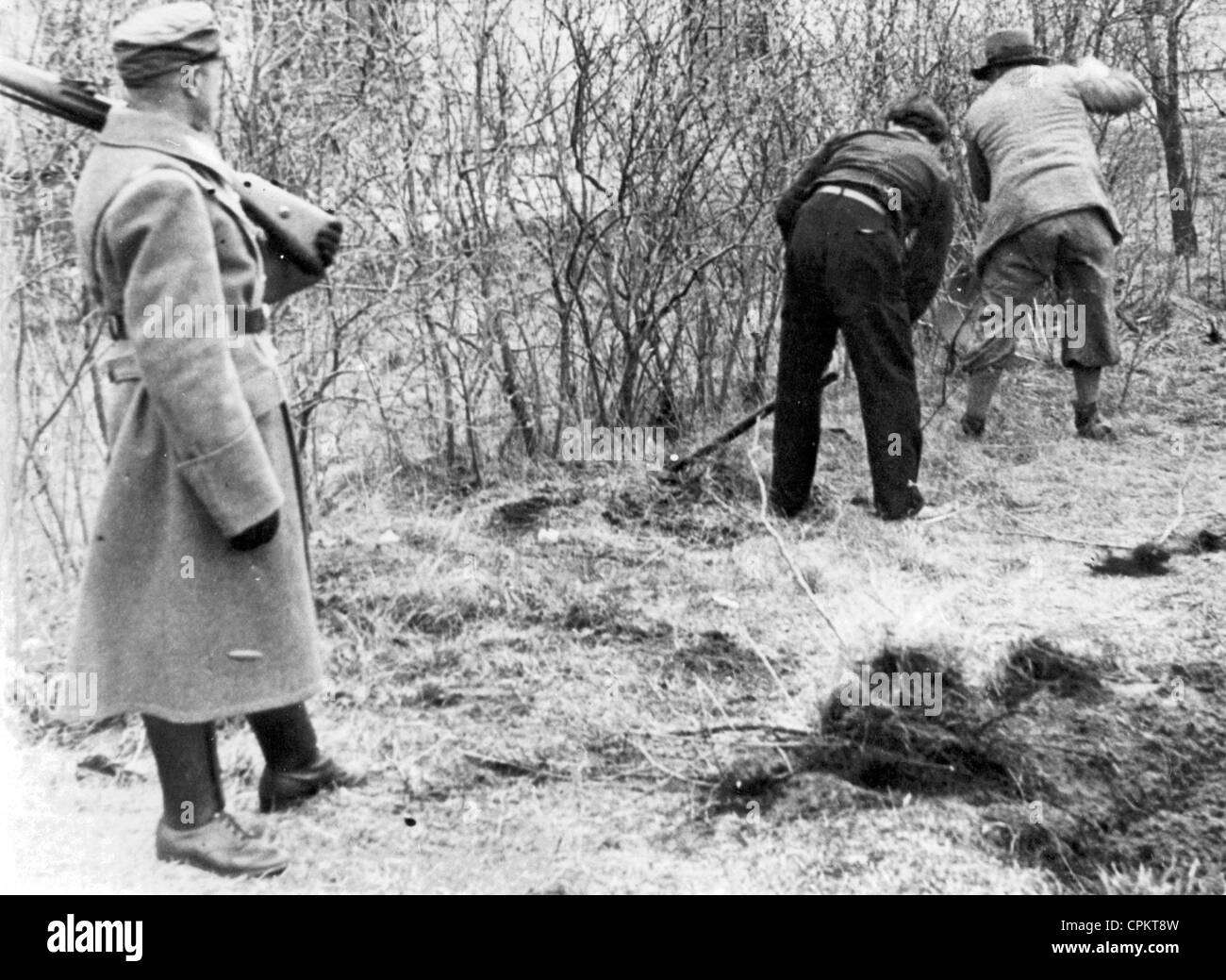 Wachmann mit Häftlinge im KZ Dachau, 1933 Stockfoto