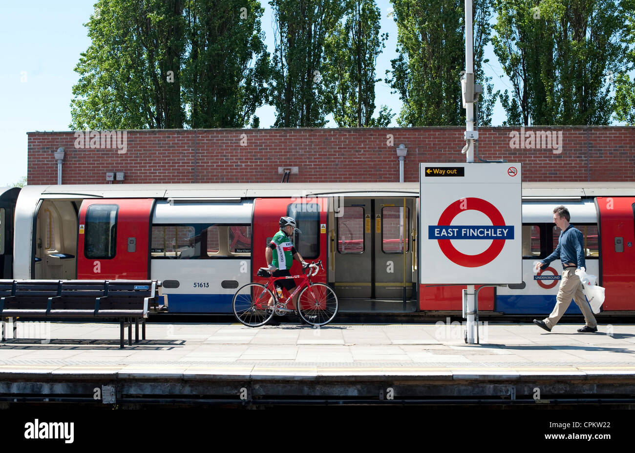 East Finchley u-Bahnstation mit Radfahrer Stockfoto
