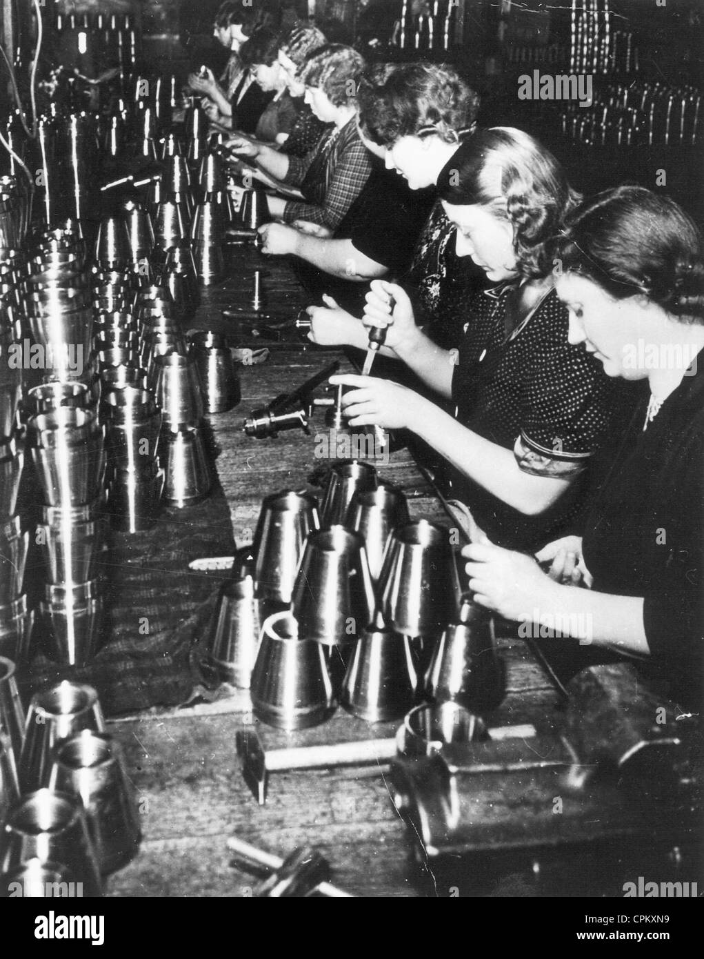 Herstellung von Schalen in einer Munitionsfabrik in Deutschland, 1940 Stockfoto