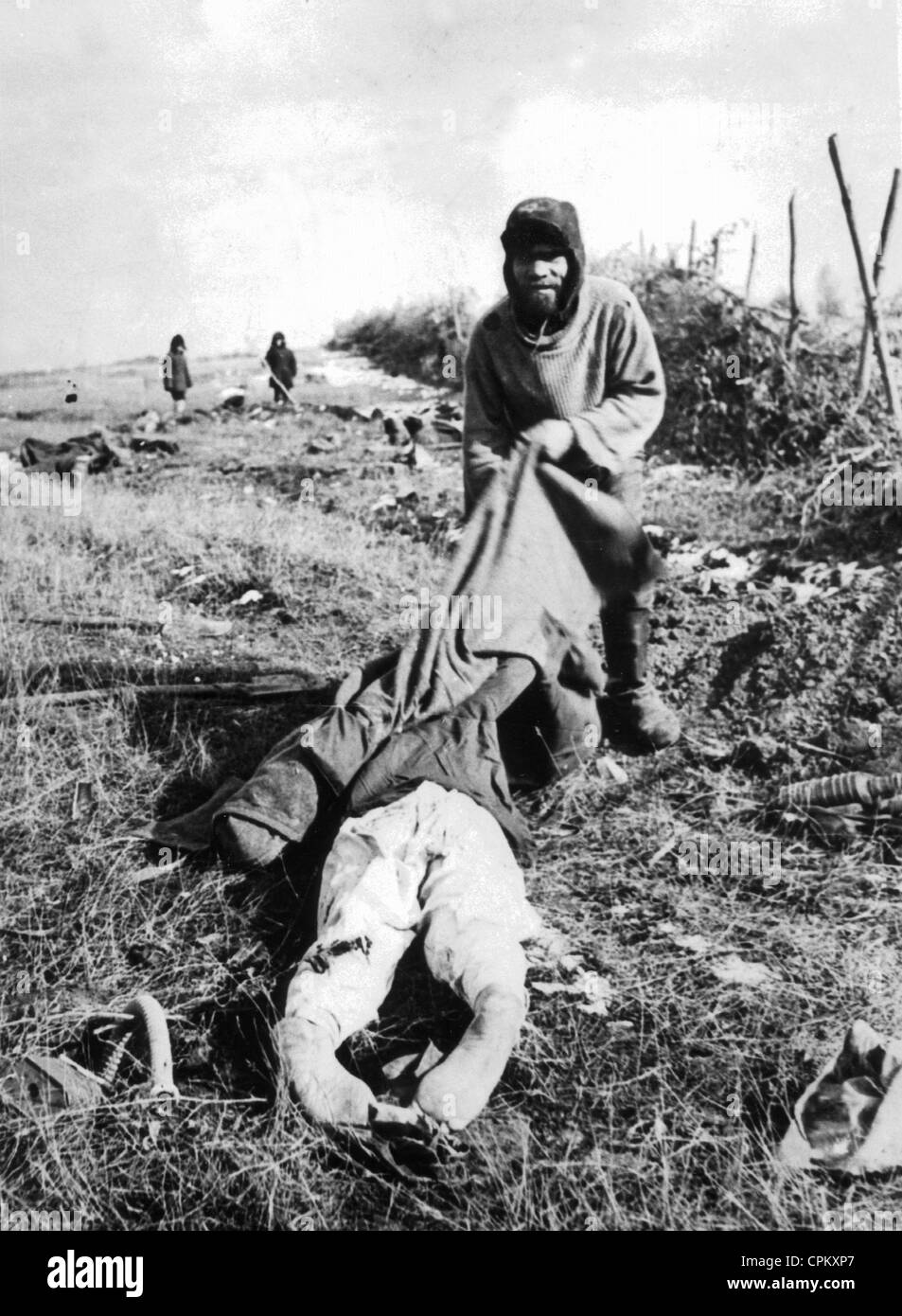 Zivile plündert Sowjetsoldaten, 1941 Stockfoto