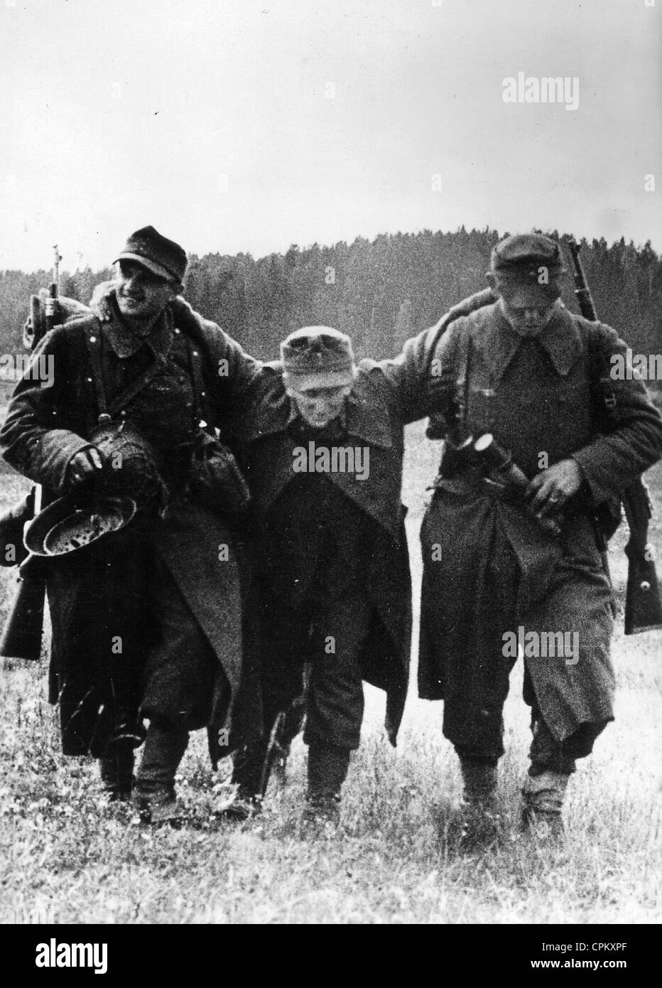 Deutscher Soldat mit einem verletzten Mann auf der östlichen Frontseite, 1944 Stockfoto