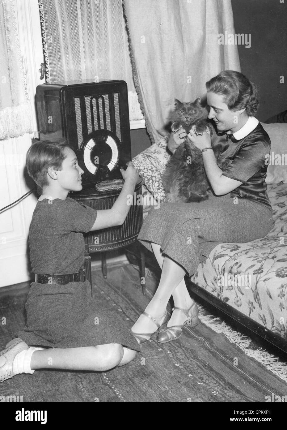 Käthe Haack und ihre Tochter Hannah Schroth vor einem Funkempfänger, 1934 Stockfoto