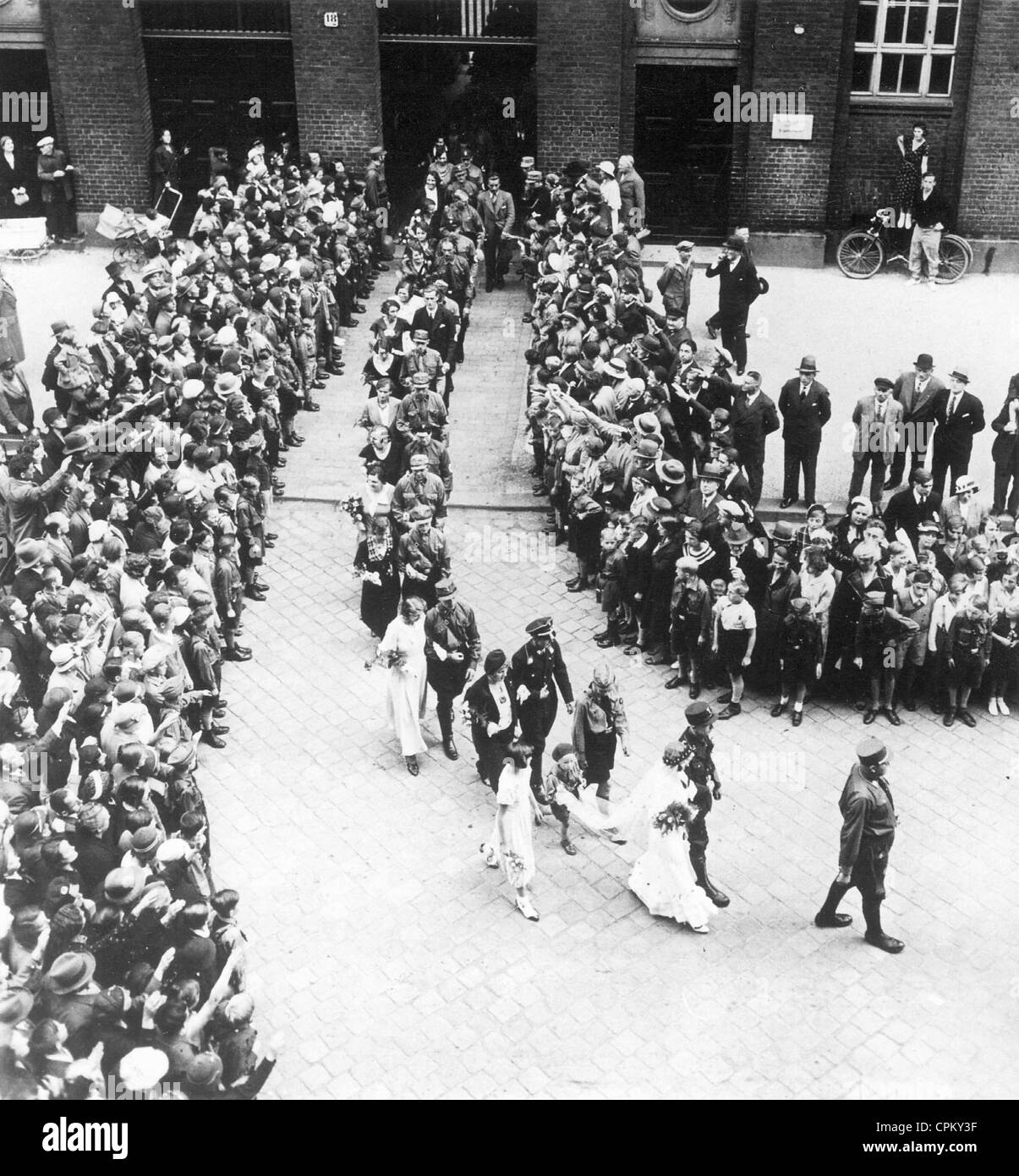 Masse Hochzeit von NSADP Parteimitgliedern in Berlin, 1933 Stockfoto