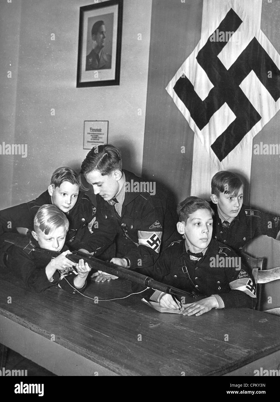 Hitler-Jugend beim Feuern, 1940 Stockfoto