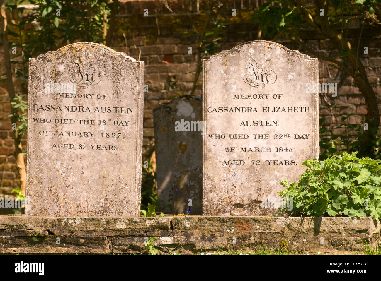 Grabsteine, einer der britischen literarischen Symbole Austens Mutter & Schwester an der St.-Nikolaus-Kirche, Chawton, Hampshire, UK. Stockfoto