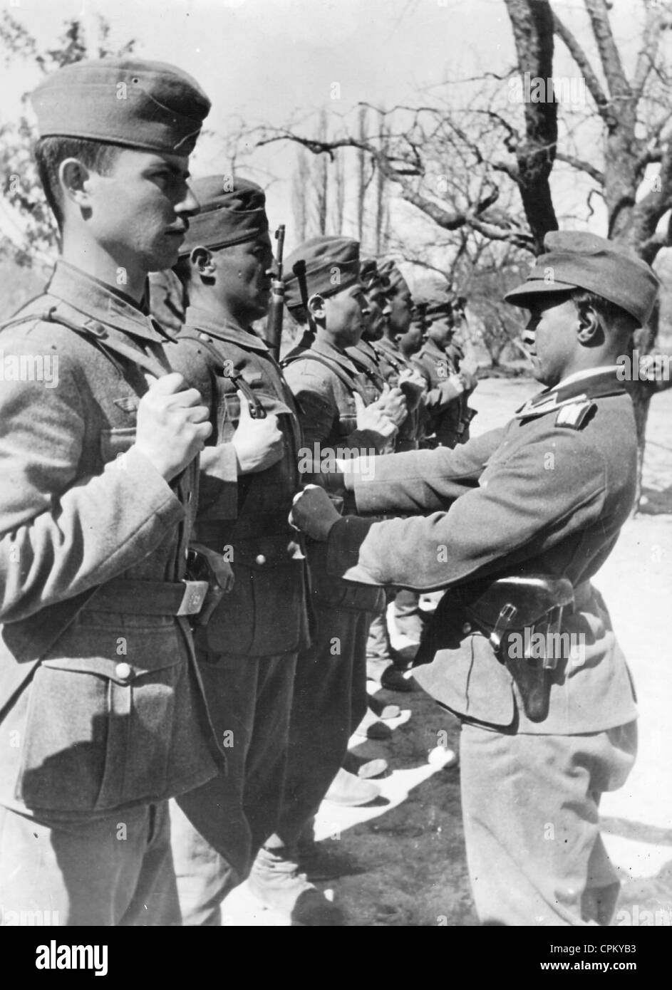 Russische Freiwillige in der Wehrmacht an der Ostfront 1943 Stockfoto