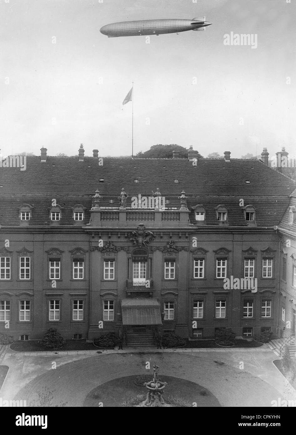 Zeppelin ueber den Palast des Reichspräsidenten in Berlin, 1929 Stockfoto