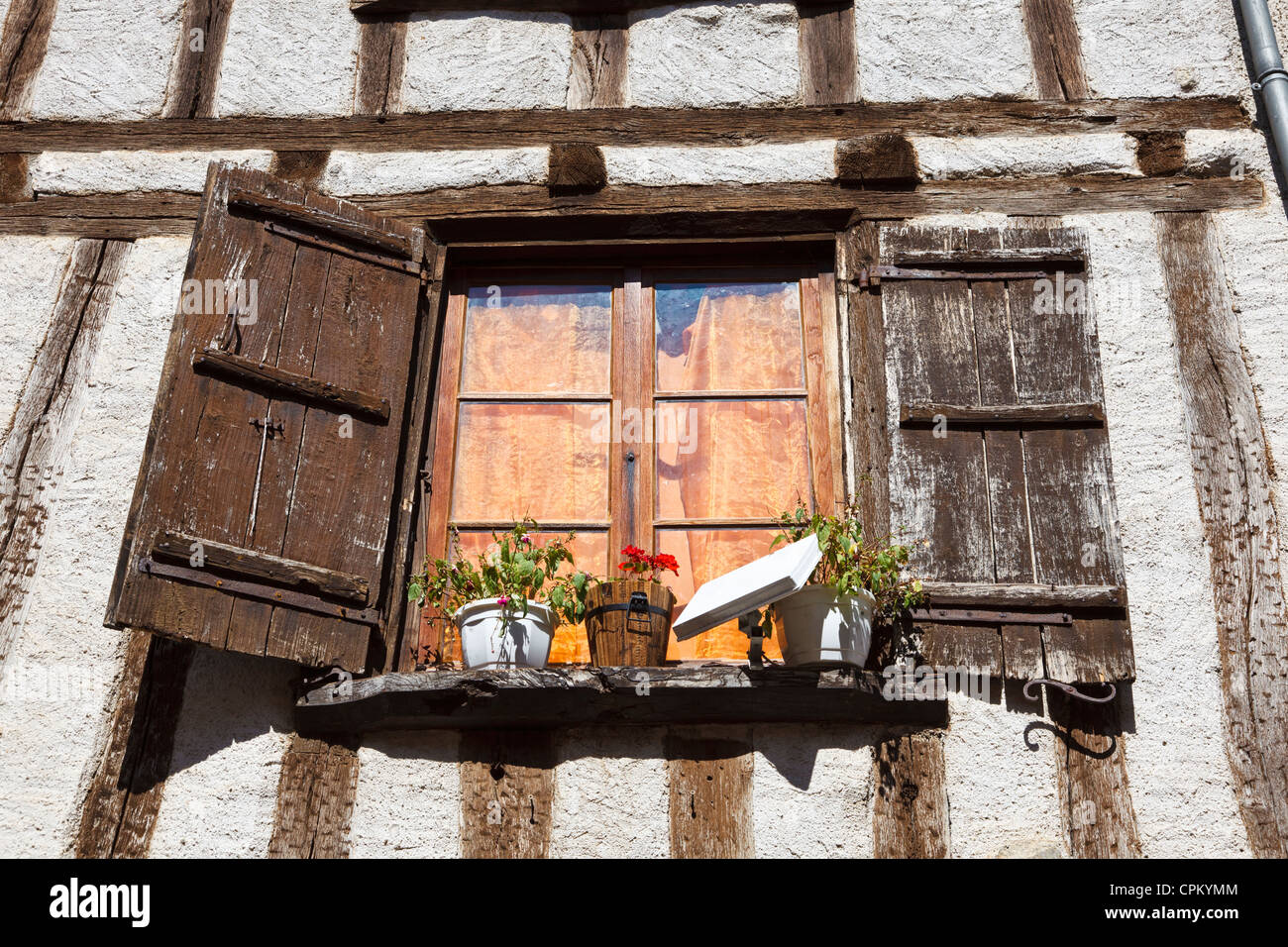 Fenster mit Fensterläden in Frankreich Stockfoto