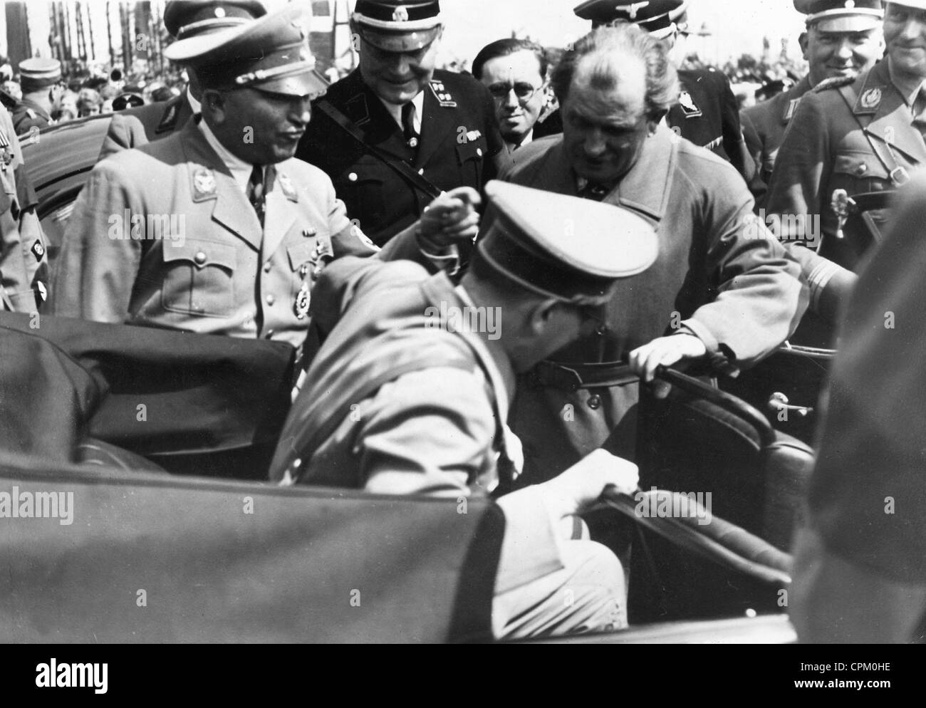 Adolf Hitler betrachtet der KDF - Wagen mit Ferdinand Porsche, 1939 Stockfoto