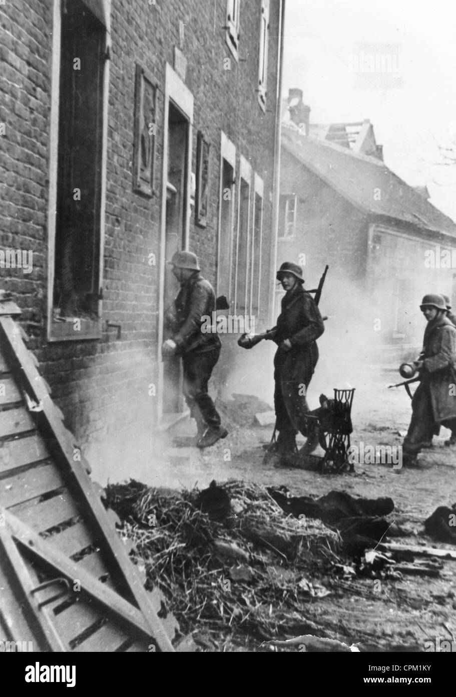 Deutsche Soldaten in einem Dorf an der Westfront, 1945 Stockfoto