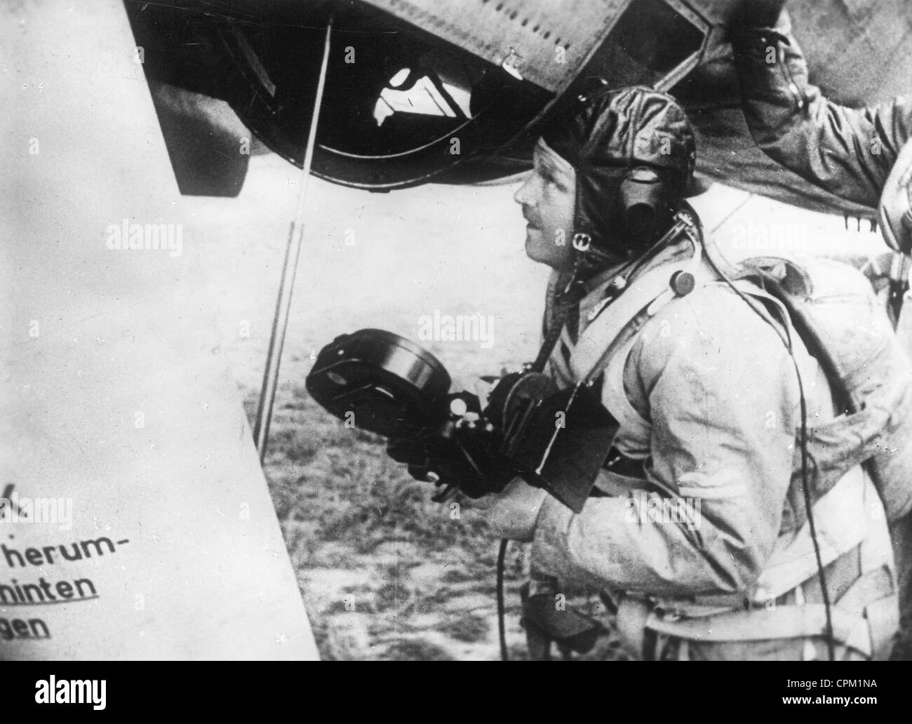 Deutscher Kameramann beim Einsteigen in ein Flugzeug der Luftwaffe, 1940 Stockfoto