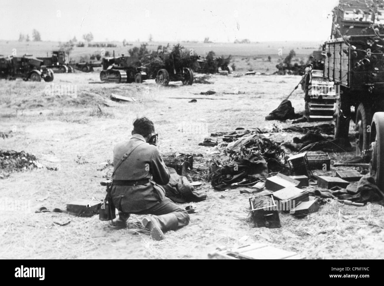 Ein deutscher Kameramann filmt Zerstörung an der Ostfront 1942 Stockfoto