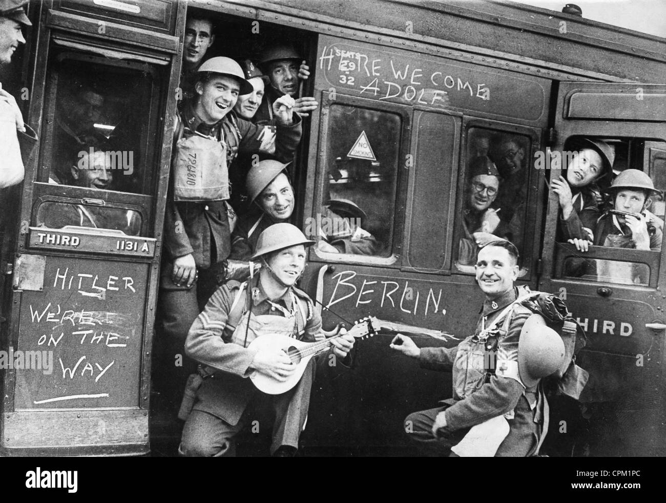 Britische Soldaten, die Anreise mit der Bahn nach dem Ausbruch des zweiten Weltkrieges 1939 (s/w Foto) Stockfoto