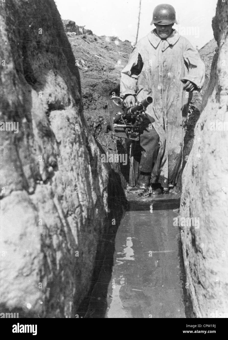 Wasser in einem Graben an der Ostfront 1942 Stockfoto