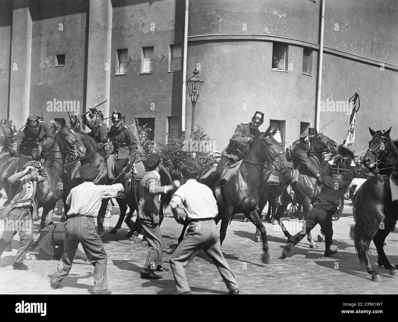 Polizisten gehen gegen die KPD aus "Horst Wessel", 1933 Stockfoto