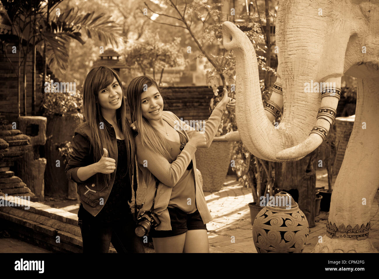2 Mädchen mit Elefanten-Statue. Stockfoto