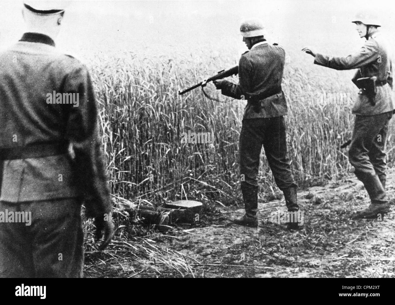 Militärische Polizisten bei einer Hinrichtung durch erschießen an der Ostfront 1941-1945 Stockfoto