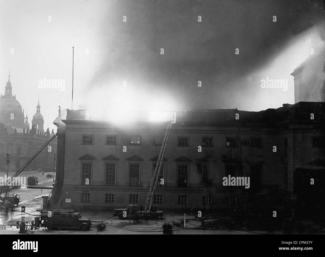 Zur Brandbekämpfung nach einer Bombe traf an der Oper in Berlin, 1941 Stockfoto