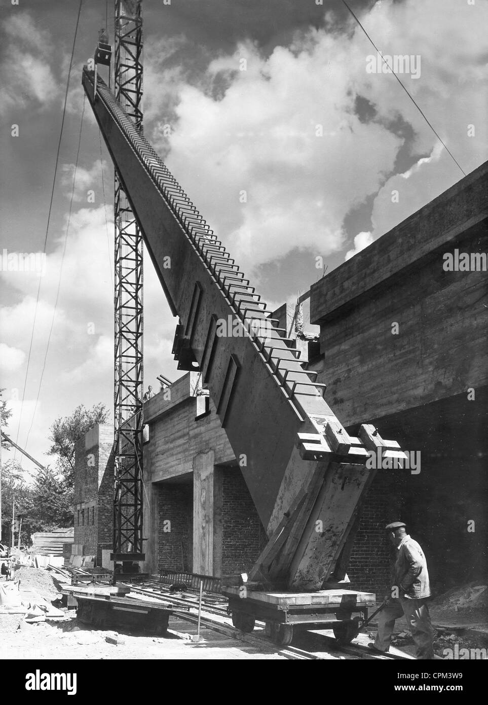 Errichtung einer Fahnenstange, 1935 Stockfoto