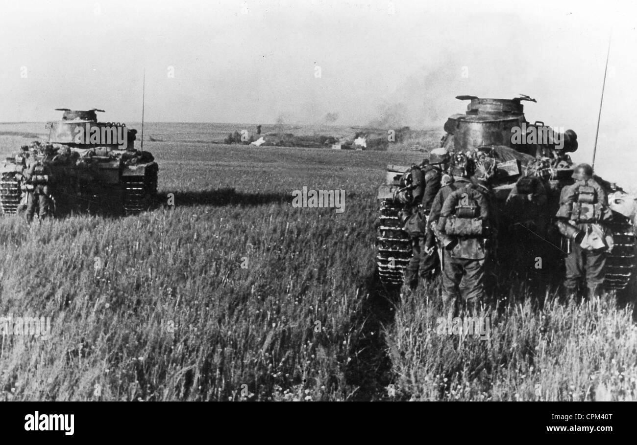 Deutsche Soldaten bei einem Angriff auf ein Dorf in Russland 1942 Stockfoto