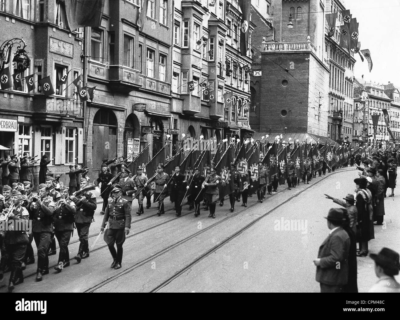März der goldenen Fahnen durch Augsburg, 1941 Stockfoto