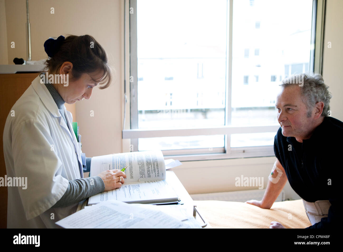 ÄLTERE HOSP. PATIENT W. ARZT Stockfoto