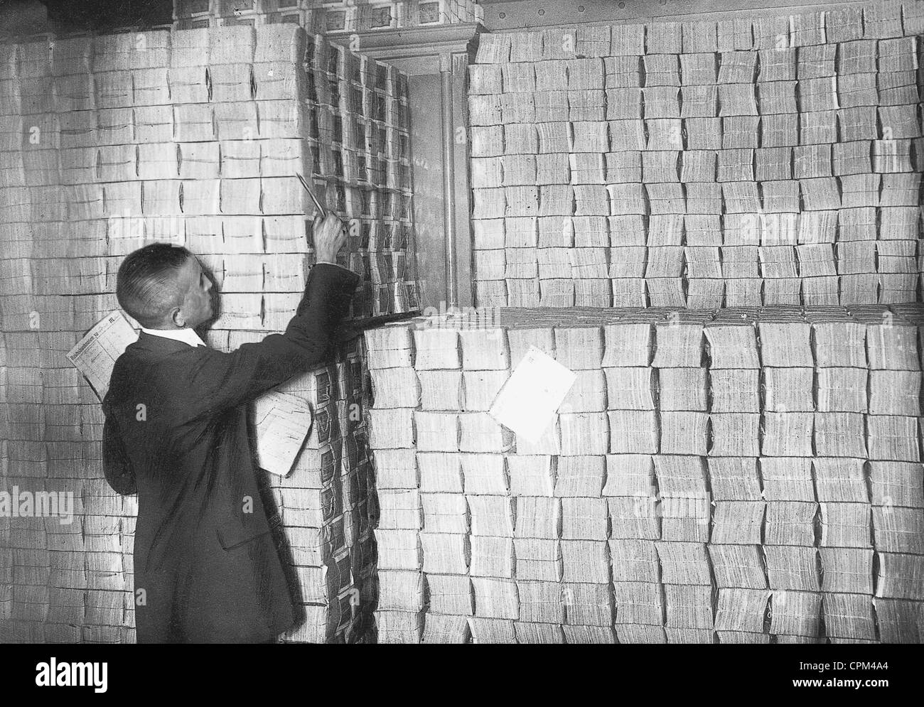 Stapel von Rentenmark im Safe der Reichsbank, 1923 Stockfoto