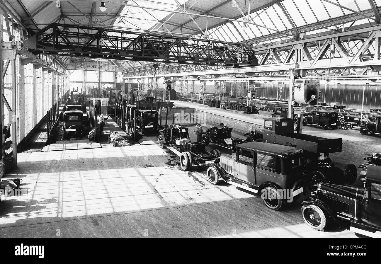 Laden von Autos bei Opel in Deutschland, 1929 Stockfoto