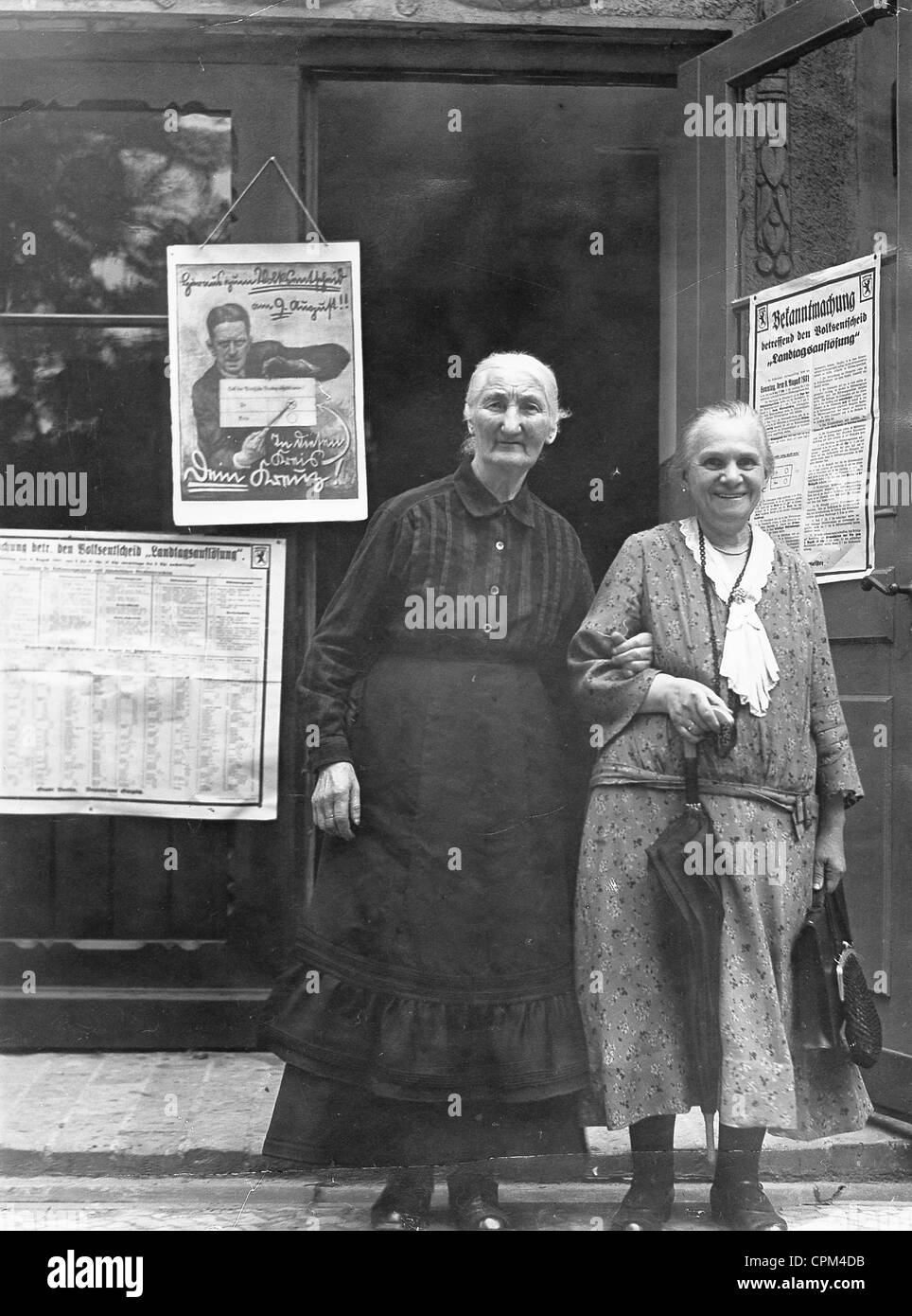 Zwei Frauen vor einem Wahllokal, 1931 Stockfoto