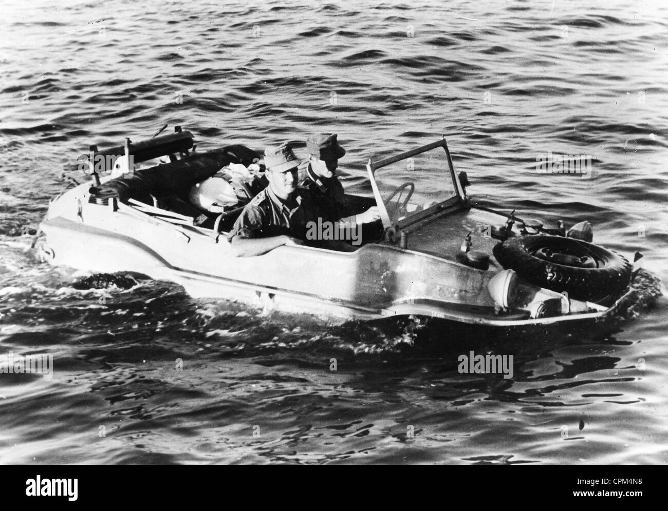 Deutsche Soldaten mit einem VW-Schwimmwagen (Baden-Auto), 1943 Stockfoto