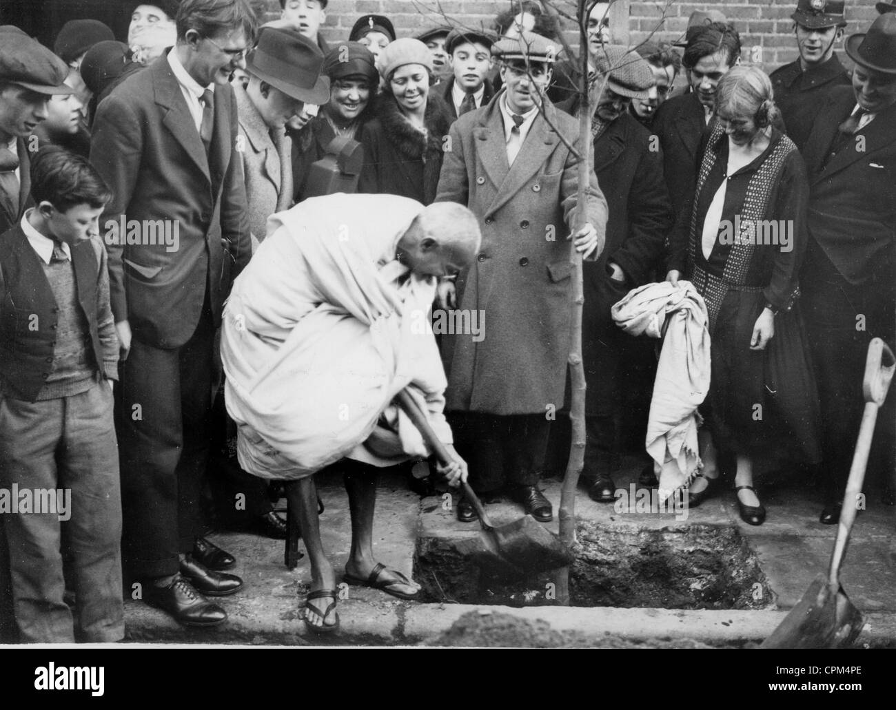 Mahatma Gandhi die Pflanzung eines Baumes außerhalb von Kingsley Hall, Bow, London 1931 Stockfoto