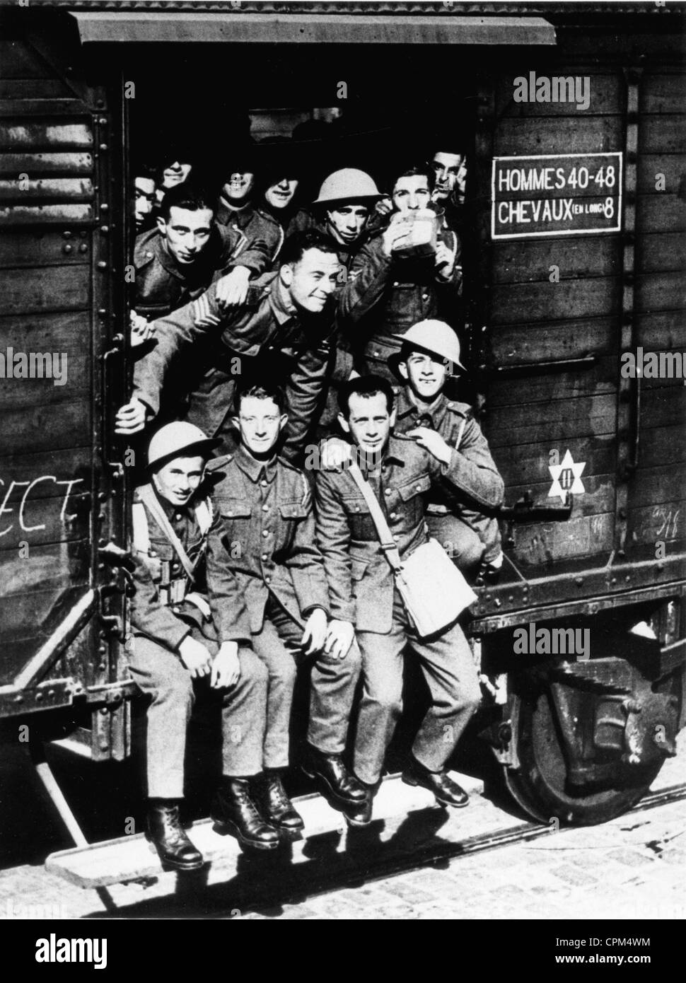 Jüdische und arabische Soldaten aus Palästina dienen in der britischen Armee, sitzt in einem Eisenbahnwagen, Frankreich, Frühling 1940 (s/w Stockfoto