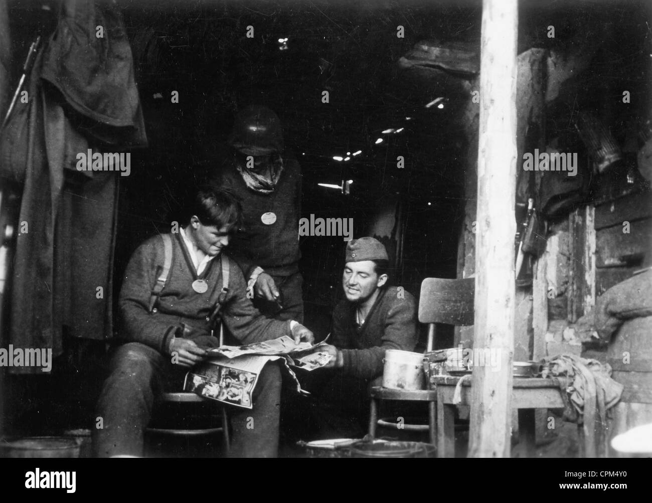 Deutsche Soldaten in einem Bunker an der Ostfront, 1942 Stockfoto